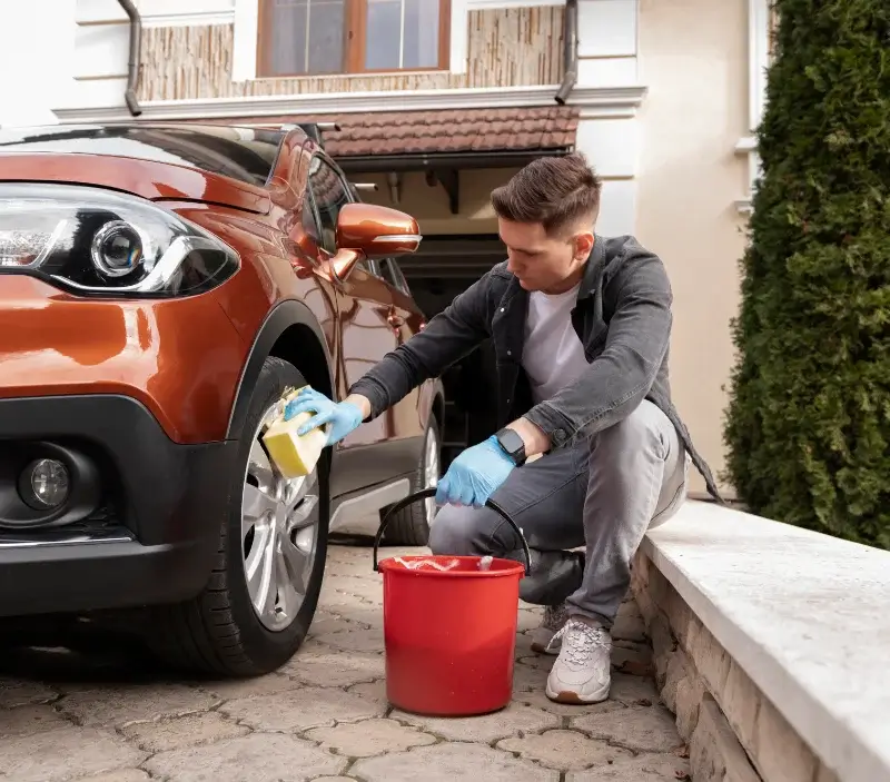 Lavage auto à domicile Veigné : professionnel intervenant sur un véhicule